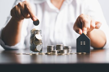 Emlakçılar, müşterilere ayrıntılı açıklama yapmak için projedeki evlere teklif veriyorlar. Emlakçı profesyonel emlakçıyla kiralık kira kontratı imzalayan müşterisi olan ev modeli..