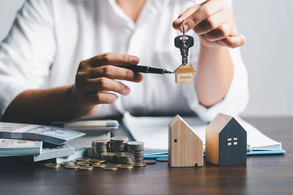 Der Hausverkäufer Hält Die Schlüssel Und Das Musterhaus Wird Den — Stockfoto