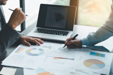 İş ekibi işbirliği mali veriler ve pazarlama büyüme raporlarıyla analiz etmeyi takım halinde, şirket kârından yararlanmak için strateji planlama, sunum ve beyin fırtınası grafiği üzerinde tartışır..
