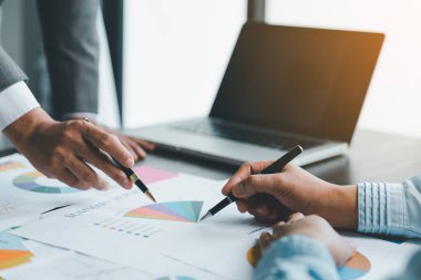 İş ekibi işbirliği mali veriler ve pazarlama büyüme raporlarıyla analiz etmeyi takım halinde, şirket kârından yararlanmak için strateji planlama, sunum ve beyin fırtınası grafiği üzerinde tartışır..