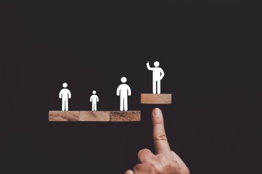 Tahta küp merdivenden tepeye, insan kaynakları yönetimi ve işe alım işi konsepti, başarıya giden iş stratejisi. İnsan kaynakları yönetimi ve işe alım işi takım konsepti oluşturur.