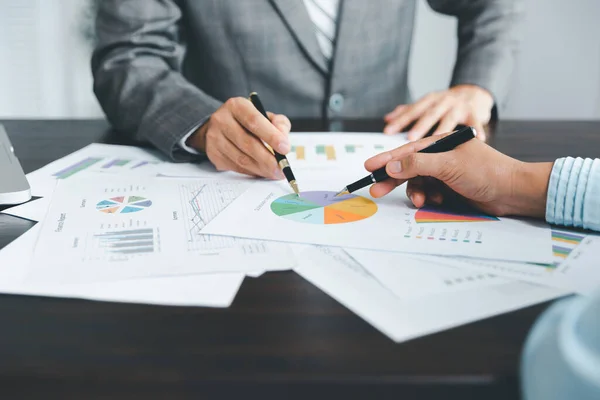 기업의 이익을 창출하기 계획을 세우기 자료와 마케팅 보고서 그래프를 팀내에서 — 스톡 사진