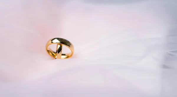 Золотые Обручальные Кольца Брак Золотые Кольца Белыми Розовыми Лентами Фона — стоковое фото