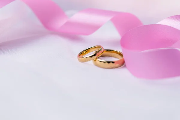 Anillos Boda Dorados Para Compromiso Anillos Oro Matrimonio Con Fondo —  Fotos de Stock