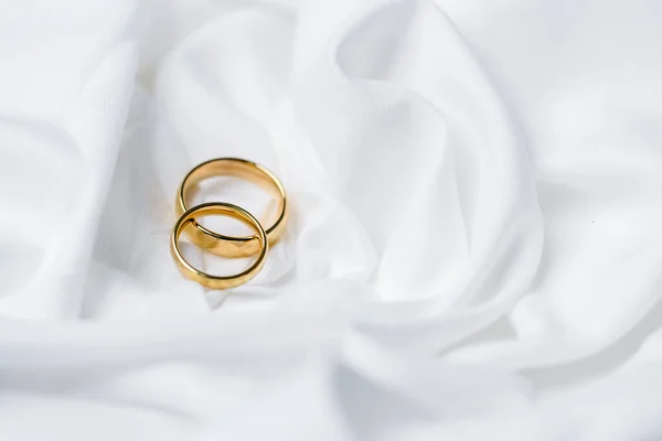 Goldene Eheringe Zur Verlobung Goldene Trauringe Mit Weißen Rosa Bändern — Stockfoto