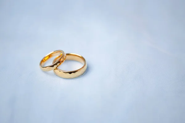 Goldene Eheringe Zur Verlobung Goldene Trauringe Mit Weißen Rosa Bändern — Stockfoto