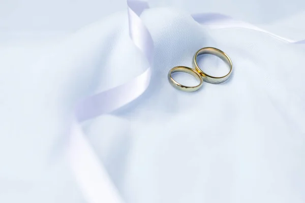 Anillos Boda Dorados Para Compromiso Anillos Oro Matrimonio Con Fondo —  Fotos de Stock