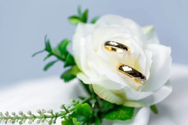 Золотые Обручальные Кольца Брак Золотые Кольца Белыми Розовыми Лентами Фона — стоковое фото