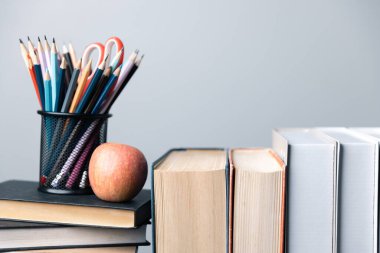 Kitap, kalem, kalem, küre gibi kırtasiye malzemeleriyle okula geri döndü. Okulun arka plan konseptine dönelim. Öğrenciler konsept eğitim, okul, üniversite ve edebiyat.