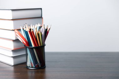 Okul konsepti sembolüne dönelim. Okul eğitimi için kalem, kalem, defter, renk ve çizim gerekiyor. Plastik kutuda bir sürü kalem ve kalem var. Okul nesneleri, tüm kırtasiye malzemelerini sağlayın.