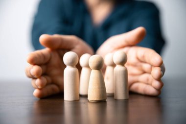 Sigorta çok iyi bir koruma, güvenlik konsepti. Sigorta bir iş yatırımıdır. Sigortanın sembolü ev çatısı, araba. Şemsiye altında mı yoksa önleme sembolü olarak mı?.