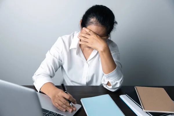Trabajador Oficina Negocios Una Mujer Asiática Está Sentado Frente Computadora — Foto de Stock