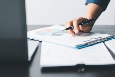 Laptop 'taki İş Veri Analizi: Finansal Grafikler, Başarılı Planlama ve Strateji Raporları. Profesyonel İşyeri: Stratejik Karar Alma Konusunda İş Verilerinin, Haritaların ve Grafiklerin Analizi