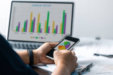 Laptop 'taki İş Veri Analizi: Finansal Grafikler, Başarılı Planlama ve Strateji Raporları. Profesyonel İşyeri: Stratejik Karar Alma Konusunda İş Verilerinin, Haritaların ve Grafiklerin Analizi