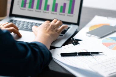 Laptop 'taki İş Veri Analizi: Finansal Grafikler, Başarılı Planlama ve Strateji Raporları. Profesyonel İşyeri: Stratejik Karar Alma Konusunda İş Verilerinin, Haritaların ve Grafiklerin Analizi