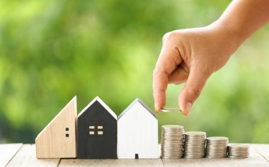 Doğal Hayatı Koruma Altında Elle Tutulan Paralarla Başarılı Ev Kredisi Yatırımı - Zenginlik ve Büyüme Konsepti. Emlakçılıkta Mali Başarı Konut Kredisi ve Yatırım Temsilcisi.