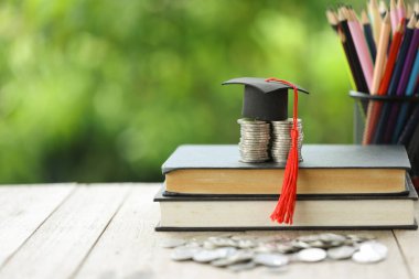 Bilgi ve Başarı: Güzel Doğaya Karşı Mezuniyet Başlığı. Kilitli Başarı: Mezuniyet Başlığı ve Kitapları Eğitim Tasarruf ve Akademik Büyümeyi Sembolize Ediyor.