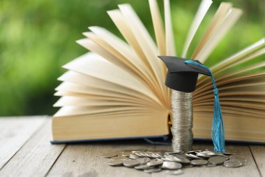 Bilgi ve Başarı: Güzel Doğaya Karşı Mezuniyet Başlığı. Kilitli Başarı: Mezuniyet Başlığı ve Kitapları Eğitim Tasarruf ve Akademik Büyümeyi Sembolize Ediyor.