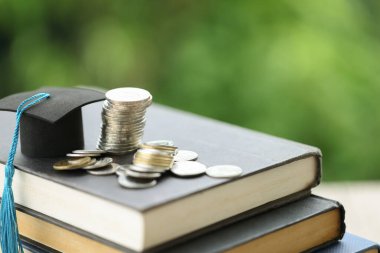 Bilgi ve Başarı: Güzel Doğaya Karşı Mezuniyet Başlığı. Kilitli Başarı: Mezuniyet Başlığı ve Kitapları Eğitim Tasarruf ve Akademik Büyümeyi Sembolize Ediyor.