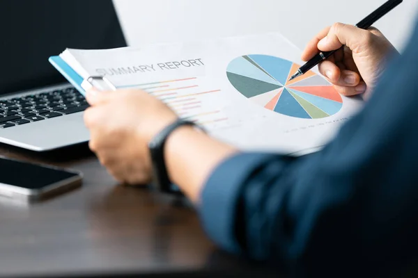 Análise Dados Negócios Laptop Gráficos Financeiros Gráficos Relatórios Para Planejamento — Fotografia de Stock