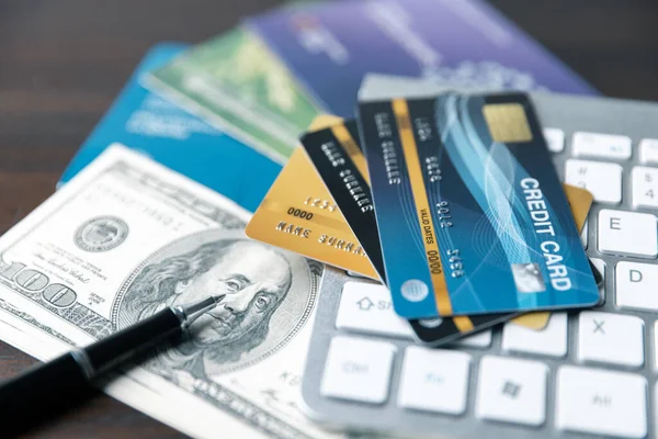 クレジットカードでビジネスワークデスクの現代のノートパソコン 技術と財務の概念 ラップトップ キーボード クレジットカードを備えたプロフェッショナルビジネスワークスペース デジタルエコノミー — ストック写真