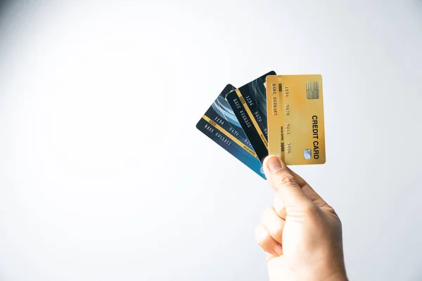 Εστιασμένη Επιχειρηματίας Χρησιμοποιώντας Μια Πιστωτική Κάρτα Για Διαχειριστεί Αποτελεσματικά Τις — Φωτογραφία Αρχείου
