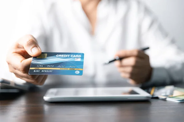 Εστιασμένη Επιχειρηματίας Χρησιμοποιώντας Μια Πιστωτική Κάρτα Για Διαχειριστεί Αποτελεσματικά Τις — Φωτογραφία Αρχείου