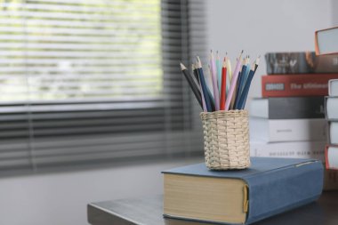 Okul malzemeleri ahşap masa sıcak iç, okul kitapları masa, eğitim konsepti.