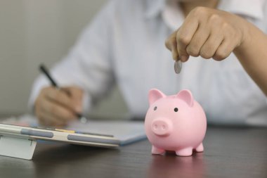 Yatırımcı konsepti umudu, profesyonel yatırım planlama, iş ve finans konseptinin karlılığının artması. Bozuk paralar ve hesap makineleri, mali muhasebe kavramları ve tasarruf.
