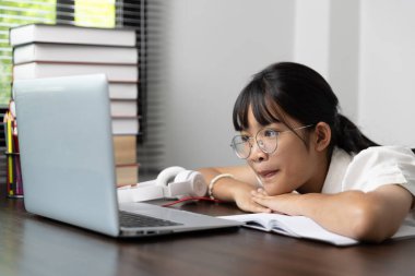 Okul çağındaki öğrenci ödevini evde dijital tabletle yapıyor, çocuk ev eğlencesi karantinasında karantina sırasında evde eğitim ve ev okulu öğrencileri için uzaktan eğitim almak için aletler kullanıyor..