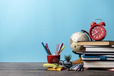 Çocukların çalışma masasında okul malzemeleri, not defterleri var. Okul konseptine geri dönelim. Okula döndüğünüzde resim dersi için suluboya kalem getirmeniz gerekiyor. Bu görüntünün elementleri NASA tarafından desteklenmektedir.