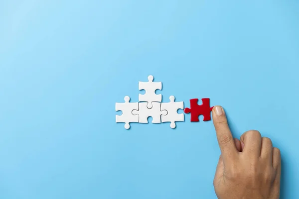 Zwei Hände Versuchen Ein Paar Puzzleteile Auf Blauem Hintergrund Verbinden — Stockfoto