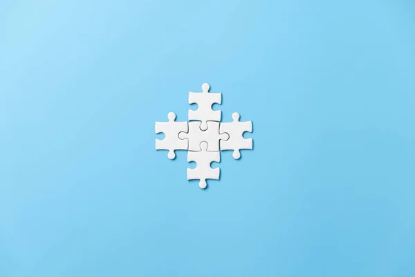 Beaucoup Puzzle Blanc Sur Fond Bleu Concept Solution Idée — Photo