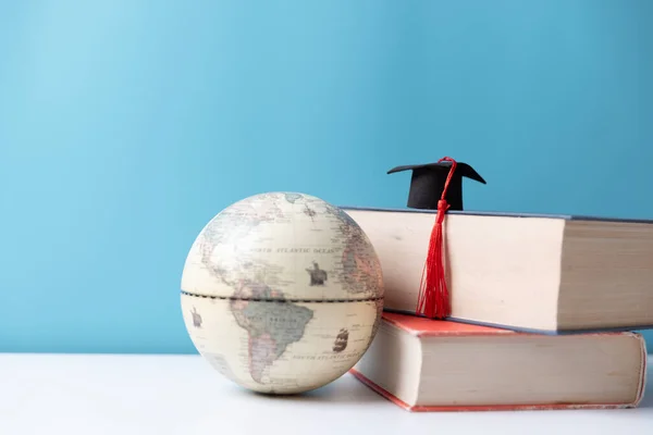 Graduiertenkappe Mit Erdkugel Konzept Des Globalen Wirtschaftsstudiums Auslandspädagogik Back School — Stockfoto