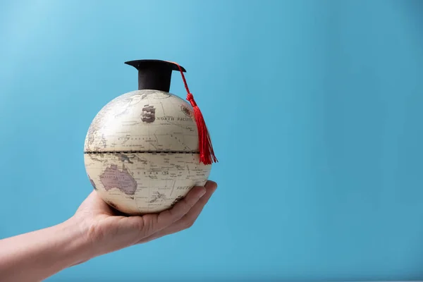 Bouchon Graduation Avec Globe Terrestre Concept Études Commerciales Mondiales Éducation — Photo