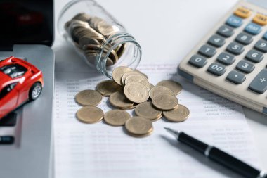 Minyatür araba modeli, hesap makinesi ve masa başındaki kalem. İş, finans, tasarruf, bankacılık veya araba kredisi konsepti. Araba, bozuk para ve kopyalama alanı olan hesap makinesi.
