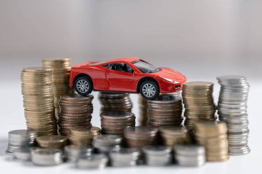 Minyatür araba modeli, hesap makinesi ve masa başındaki kalem. İş, finans, tasarruf, bankacılık veya araba kredisi konsepti. Araba, bozuk para ve kopyalama alanı olan hesap makinesi.