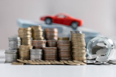 Yeni bir araba, nakit para, araba ve araba için sözleşme imzalamak. Anlaşma belgelerinde. Araba, bozuk para ve kopyalama alanı olan hesap makinesi.