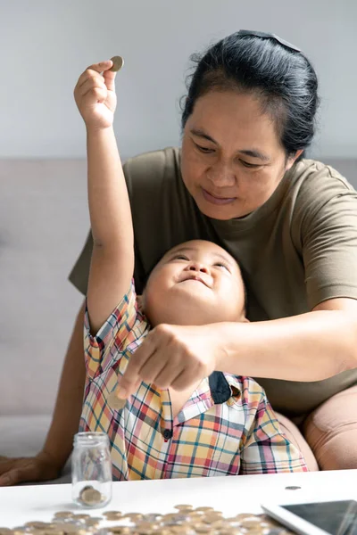 Feliz Chico Asiático Mamá Ahorrando Dinero Juntos Poniendo Dinero Alcancía —  Fotos de Stock