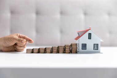 Masada madeni paralar, yakın görüş, arka plandaki kadın masrafları hesaplar, finans yönetimi, ev faturaları veya vergiler, gelecek için para biriktirme, yarına dikkat etme, tutumluluk kavramı.