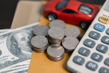 Minyatür araba modeli ve madeni para beyannamesi. Finans ve araba kredisi, araba konseptleri için para biriktirmek. Araba kredisi, para, anlaşma belgesi veya araba sigortası başvuru formu üzerindeki banknot.