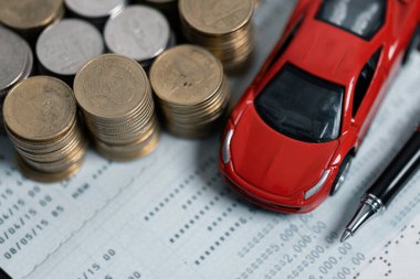 Minyatür araba modeli ve madeni para beyannamesi. Finans ve araba kredisi, araba konseptleri için para biriktirmek. Araba kredisi, para, anlaşma belgesi veya araba sigortası başvuru formu üzerindeki banknot.