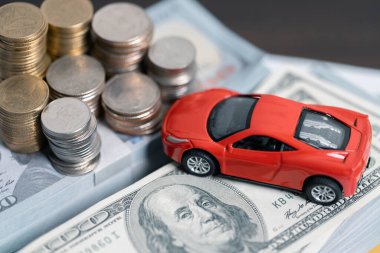 Minyatür araba modeli ve madeni para beyannamesi. Finans ve araba kredisi, araba konseptleri için para biriktirmek. Araba kredisi, para, anlaşma belgesi veya araba sigortası başvuru formu üzerindeki banknot.