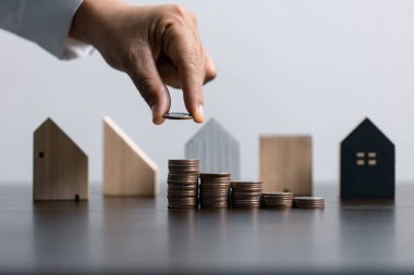 Ev modeli, kapalı para biriktiren iş kadınları, emlak yatırımı planlaması için ev ya da kredi satın alma fikirleri ve tasarruf sırasında fikirler riskli olabilir.