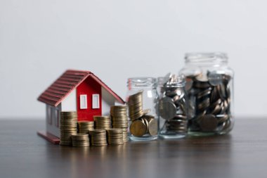 Masada madeni para ve kredi evi modeli olan kredi başvuru formu kağıdı, kredi sektörü ekonomisi ticari gayrimenkul yatırımları. Ev kredisi kavramı.