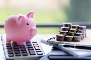 Yığınla bozuk para ve domuz biriktirme. gelecek kavramlar için para, iş, yatırım, finans ve para biriktirme yığını, tasarruf.