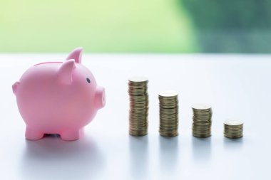Yığınla bozuk para ve domuz biriktirme. gelecek kavramlar için para, iş, yatırım, finans ve para biriktirme yığını, tasarruf.