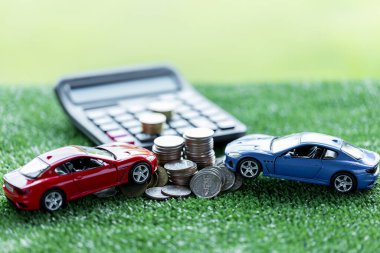 Araba kredisi, para, anlaşma belgesindeki banknot ya da araba sigortası başvuru formu. Araba konsepti için para biriktirmek, nakit konsepti için araba takas etmek, finans kavramı.