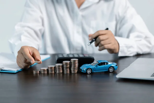 Niebieski Samochód Zabawkami Przed Biznesmenem Obliczającym Pożyczkę Oszczędzanie Pieniędzy Koncepcję — Zdjęcie stockowe