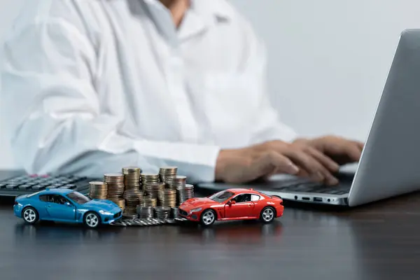 Niebieski Czerwony Toy Car Przed Biznesmenem Obliczanie Pożyczka Oszczędzanie Pieniędzy — Zdjęcie stockowe